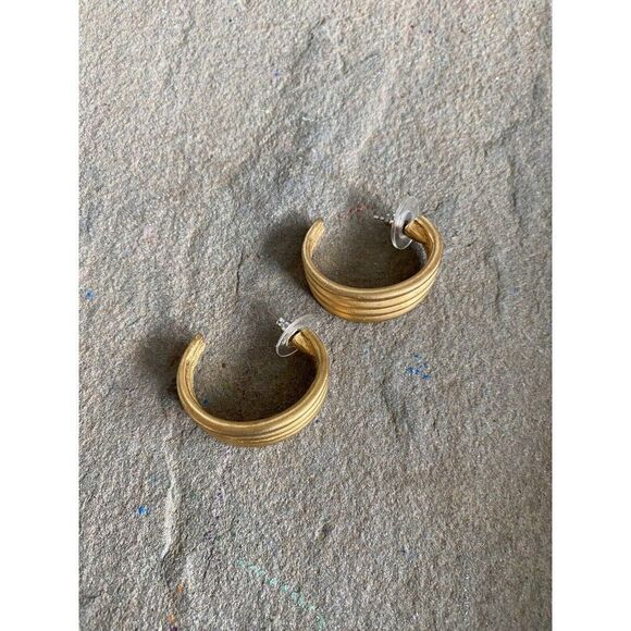 Vintage Hoop Earrings Half Hoops Gold Plated 1.25 x 0.5 Textured Striped - Picture 3 of 9